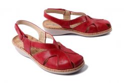 SUAVE 720131-04 ruby, sandały damskie. Czerwone sandały damskie Suave, bez wzorów, bez obcasa, bez zapięcia. Za 315.92 zł.
