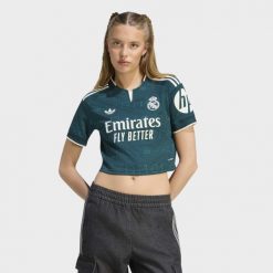 Krótka koszulka wyjazdowa Real Madryt 26/27. Zielone koszulki sportowe damskie Adidas, xs, bez wzorów, z dzianiny, bez kołnierzyka, bez ramiączek, do piłki nożnej, climacool (adidas). Za 369.00 zł.