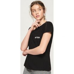 T-shirt z kieszenią - Czarny. Czarne t-shirty damskie Sinsay. Za 19.99 zł.