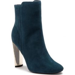 Botki GUESS - FLKIY4 SUE10 DTEAL. Zielone kozaki damskie Guess, z materiału, bez obcasa, na obcasie. W wyprzedaży za 469.00 zł.