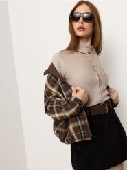 Kardigan z krótkim rękawem i wiązaniem przy szyi - kremowy. Białe kardigany damskie Sinsay, l, bez wzorów, krótkie. Za 49.99 zł.