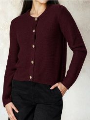 Sweter z ozdobnymi guzikami - czerwony. Czerwone swetry damskie Sinsay, l, bez wzorów, bez kołnierzyka, bez ramiączek, bez kaptura. Za 49.99 zł.