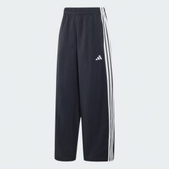 Kultowe spodnie dresowe z szerokimi nogawkami z regulowanymi wiązaniami. Białe spodnie dresowe damskie Adidas, xl, bez wzorów, z dresówki. Za 279.00 zł.