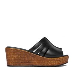 Klapki Lasocki. Czarne klapki damskie Lasocki, bez wzorów, bez obcasa. Za 179.99 zł.