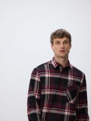 Koszula regular fit w kratę - czerwony. Czerwone koszule męskie Reserved, l, bez wzorów, z tkaniny, bez kołnierzyka, bez ramiączek. Za 129.99 zł.