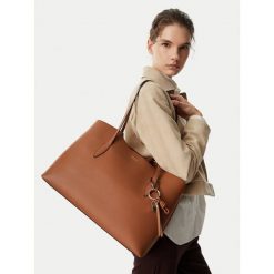 Torebka Guess. Brązowe torebki do ręki damskie Guess, z aplikacjami, bez dodatków. Za 634.99 zł.
