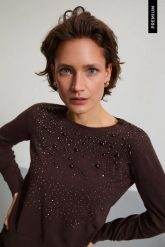 Sweter z ozdobymi dżetami brązowy. Brązowe swetry damskie MOODO, l, bez wzorów, z poliamidu, bez kołnierzyka, bez ramiączek, bez kaptura. Za 149.99 zł.