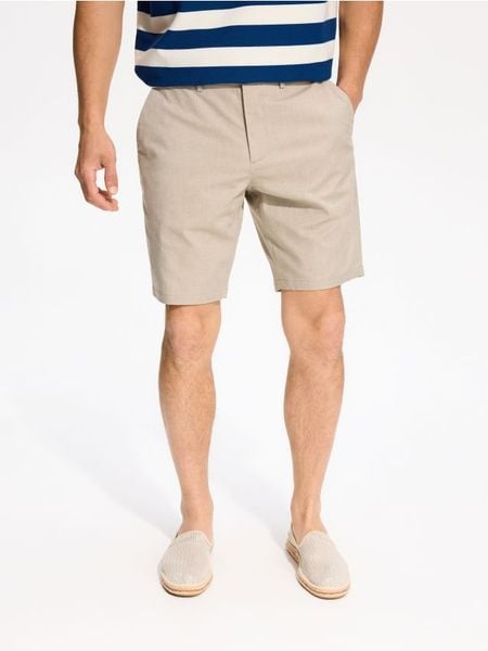 Szorty regular fit - beżowy. Brązowe szorty męskie Reserved, bez wzorów, z tkaniny. Za 129.99 zł.