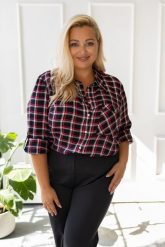 Elegancka długa zapinana koszula w czarno-czerwoną kratkę PLUS SIZE XXL. Czarne bluzki damskie Nasi partnerzy, plus size, bez wzorów, z wiskozy, eleganckie, bez kołnierzyka, plus size, bez ramiączek. Za 199.90 zł.