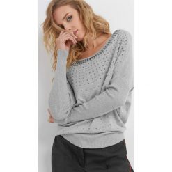 Luźny sweter z koralikami. Szare swetry damskie Orsay, z dzianiny. Za 99.99 zł.