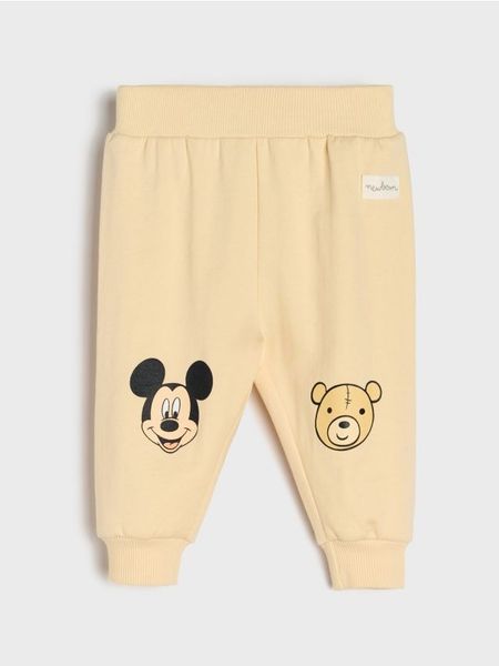 Spodnie z polarem w środku Mickey Mouse - kremowy. Białe spodenki niemowlęce Sinsay, bez wzorów, z jeansu. Za 11.99 zł.