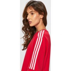 Adidas Originals - Sukienka. Czerwone sukienki damskie adidas Originals, bez wzorów, z bawełny, casualowe, bez kołnierzyka, bez ramiączek. Za 159.90 zł.