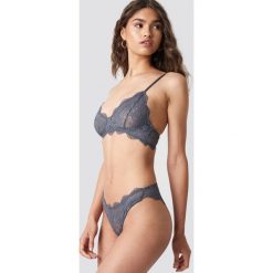 NA-KD Lingerie Figi z ozdobną koronką - Grey. Szare figi damskie NA-KD Lingerie, w koronkowe wzory, z koronki. Za 40.95 zł.