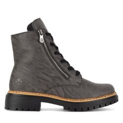Botki Rieker. Szare botki damskie Rieker, bez obcasa, na płaskiej podeszwie, bez zapięcia. Za 265.99 zł.