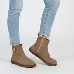 Botki damskie Barefoot Armodo, płaska podeszwa i welurowe zapinane na zamek, złote, 30074-W. Brązowe kozaki damskie Armodo, z weluru, bez obcasa, na płaskiej podeszwie. Za 314.99 zł.