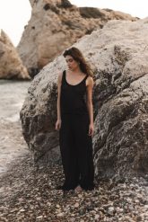 Spodnie z wiskozy o luźnym kroju w kolorze TOTALLY BLACK - SAN DIEGO-S. Czarne spodnie materiałowe damskie Marsala, s, bez wzorów, z nylonu. W wyprzedaży za 86.97 zł.