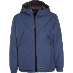 Billabong TRADEWINDS REVERSIBLE Kurtka zimowa dark blue. Kurtki i płaszcze dla chłopców Billabong, na zimę, z materiału. W wyprzedaży za 367.20 zł.
