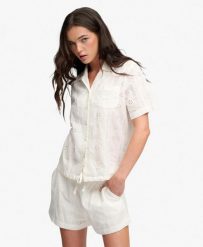 Superdry Koszula Heritage Broderie Krótki Rękaw – 100% Bawełna Organiczna – OFF. Białe koszule damskie Superdry., na lato, z aplikacjami, z bawełny, klasyczne, bez kołnierzyka, bez ramiączek. Za 237.25 zł.