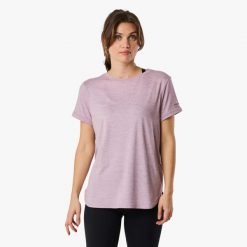 Koszulka treningowa damska Swedemount Core Loose Fit Tee szybkoschnąca. Fioletowe koszulki sportowe damskie SWEDEMOUNT, bez wzorów, sportowe, bez kołnierzyka. Za 57.00 zł.