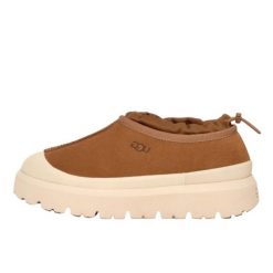 UGG Tasman Weather Hybrid Slipper Chestnut Whitecap. Brązowe klapki damskie UGG, bez wzorów, bez obcasa. Za 795.60 zł.