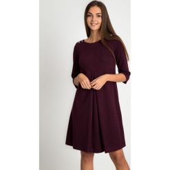 Sukienka w kolorze wina z rozcięciem QUIOSQUE. Czarne sukienki damskie QUIOSQUE, z dzianiny, z długim rękawem. Za 219.99 zł.