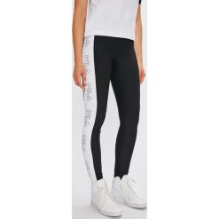 Fila - Legginsy. Szare legginsy damskie Fila, z nadrukiem, z dzianiny. W wyprzedaży za 139.90 zł.