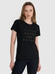 4F T-shirt regular z nadrukiem damski - czarny M. Czarne koszulki sportowe damskie 4f, m, bez wzorów, z bawełny, bez kołnierzyka, bez ramiączek. W wyprzedaży za 39.99 zł.