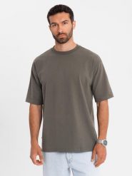 T-shirt bawełniany męski LOOSE FIT z okrągłym dekoltem – ciemnooliwkowy V7 OM-TSBC-0234 - XXL. Zielone t-shirty męskie Ombre Clothing, l, bez wzorów, z bawełny, casualowe, bez kołnierzyka. Za 77.99 zł.