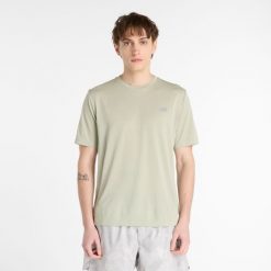 Koszulka męska New Balance MT41253GSH – zielona. Zielone koszulki sportowe męskie New Balance, m, bez wzorów, z materiału, bez kołnierzyka, bez ramiączek, na fitness i siłownię. Za 199.99 zł.