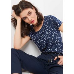 T-shirt z morskim wzorem. T-shirty damskie marki Orsay. Za 19.99 zł.