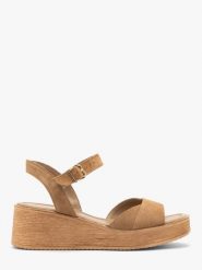 Rude sandały damskie DONNA. Brązowe sandały damskie Ryłko, bez wzorów, z materiału, bez obcasa, na obcasie, bez zapięcia. W wyprzedaży za 349.99 zł.