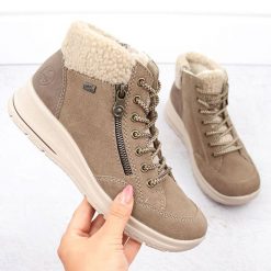 Skórzane wodoodporne botki damskie beżowe Rieker L7701-24. Brązowe botki damskie Rieker, ze skóry, bez obcasa, bez zapięcia. Za 399.00 zł.