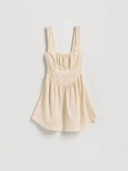 Kreszowana sukienka mini - kremowy. Białe sukienki damskie Reserved, l, bez wzorów, z dzianiny, bez kołnierzyka, bez ramiączek, mini, rozkloszowane. Za 79.99 zł.