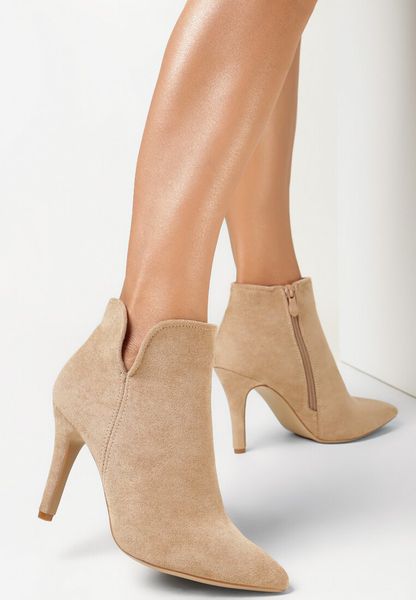 Ciemnobeżowe Botki na Szpilce ze Szpiczastym Noskiem Reyi. Brązowe botki damskie Born2be, eleganckie, ze szpiczastym noskiem, bez obcasa, na obcasie, bez zapięcia. Za 149.99 zł.