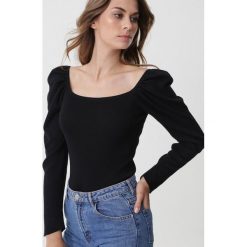 Czarny Sweter Boysenberry. Czarne swetry damskie Born2be, s, bez wzorów, prążkowane, bez kołnierzyka, bez ramiączek, długie, bez kaptura. Za 79.99 zł.