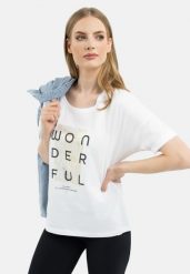 Luźna koszulka z napisem, Comfort Fit, T-WONDERFUL. Białe t-shirty damskie Volcano, s, z aplikacjami, z bawełny, bez kołnierzyka. Za 69.99 zł.