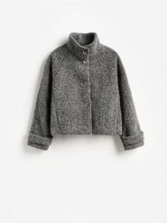 Kurtka z ozdobnym zapięciem - ciemnoszary. Szare kurtki damskie Reserved, l, bez wzorów, z dzianiny, bez kaptura. Za 179.99 zł.