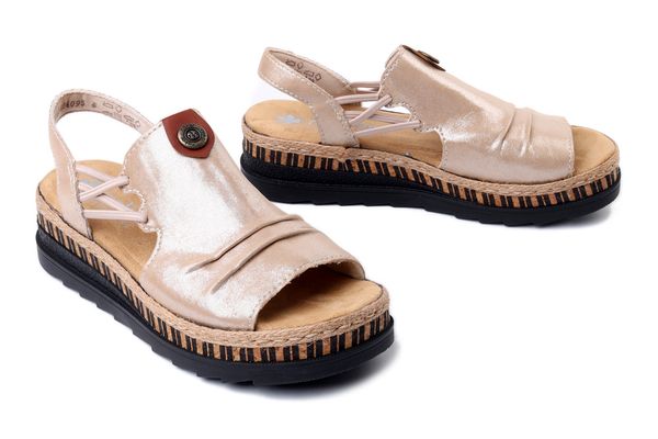 Rieker V7972-60 Beige, sandały damskie. Brązowe sandały damskie Rieker, bez wzorów, ze skóry ekologicznej, bez obcasa, na koturnie, bez zapięcia. Za 271.92 zł.