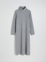 Dzianinowa sukienka - jasnoszary. Szare sukienki damskie Reserved, na co dzień, l, bez wzorów, z dzianiny, bez kołnierzyka, bez ramiączek, proste. W wyprzedaży za 89.99 zł.