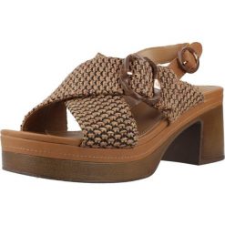 Sandały CARMELA 163157C Brązowy. Brązowe obuwie sportowe damskie Carmela, bez wzorów, ze skóry, trekkingowe. Za 281.99 zł.