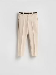 Spodnie cygaretki z paskiem - beżowy. Brązowe spodnie materiałowe damskie Reserved, bez wzorów, z bawełny. Za 119.99 zł.