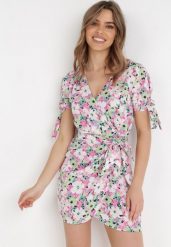 Jasnoróżowa Sukienka Ciliore. Czerwone sukienki damskie Born2be, na lato, l, bez wzorów, eleganckie, bez kołnierzyka, bez ramiączek, mini, kopertowe. Za 29.99 zł.