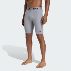 Krótkie kompresyjne legginsy treningowe TECHFIT. Czarne legginsy sportowe męskie Adidas, l, bez wzorów, z elastanu, krótkie, na fitness i siłownię, techfit (adidas). Za 129.00 zł.