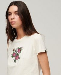 Koszulka dopasowana z haftem tatuażu. Czerwone t-shirty damskie Superdry., bez wzorów, z bawełny, eleganckie, bez kołnierzyka. Za 145.90 zł.