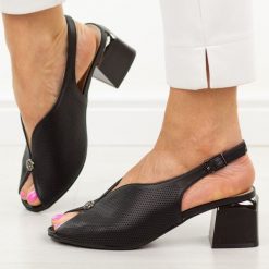 Czarne skórzane sandały damskie Cambell 35301. Czarne sandały damskie Cambell, w ażurowe wzory, ze skóry, bez obcasa, na obcasie, bez zapięcia. Za 219.00 zł.