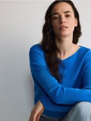 Sweter z wiskozą - jasnoniebieski. Niebieskie swetry damskie Reserved, l, bez wzorów, z dzianiny, bez kołnierzyka, bez ramiączek, bez kaptura. W wyprzedaży za 59.99 zł.