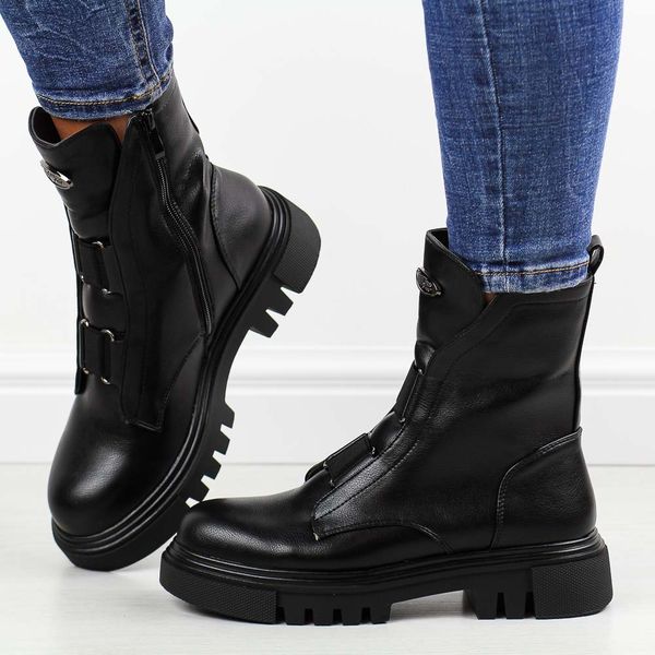 Czarne botki damskie na traperze Jezzi 2150-19. Czarne botki damskie Jezzi, na jesień, ze skóry, eleganckie, bez obcasa, bez zapięcia. Za 229.00 zł.