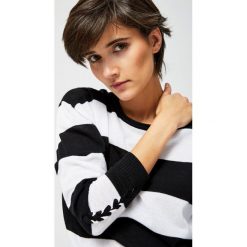 Sweter w paski. Białe swetry damskie MOODO, l, bez wzorów, bez kołnierzyka, bez ramiączek, bez kaptura. Za 29.99 zł.