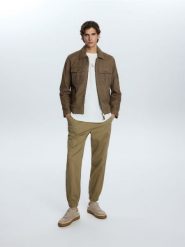 Spodnie jogger slim fit - beżowy. Brązowe spodnie materiałowe męskie Reserved, l, bez wzorów, z tkaniny. Za 139.99 zł.
