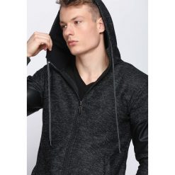 Czarna Bluza Striving. Czarne bluzy męskie Born2be. Za 69.99 zł.